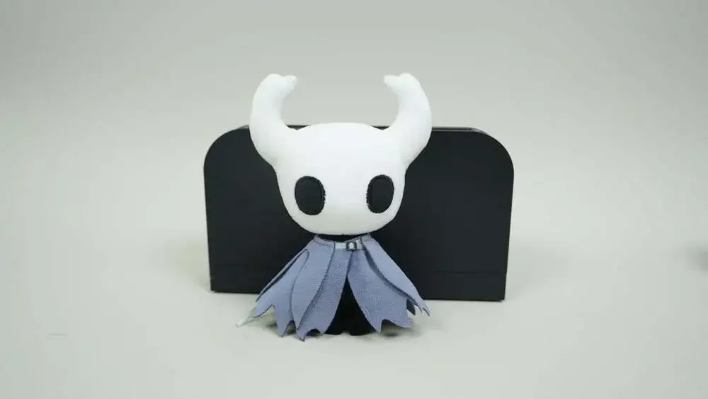 Hollow Knight Plushie：The Knight & Hornet Plush Doll - Gift for Silksong Fans